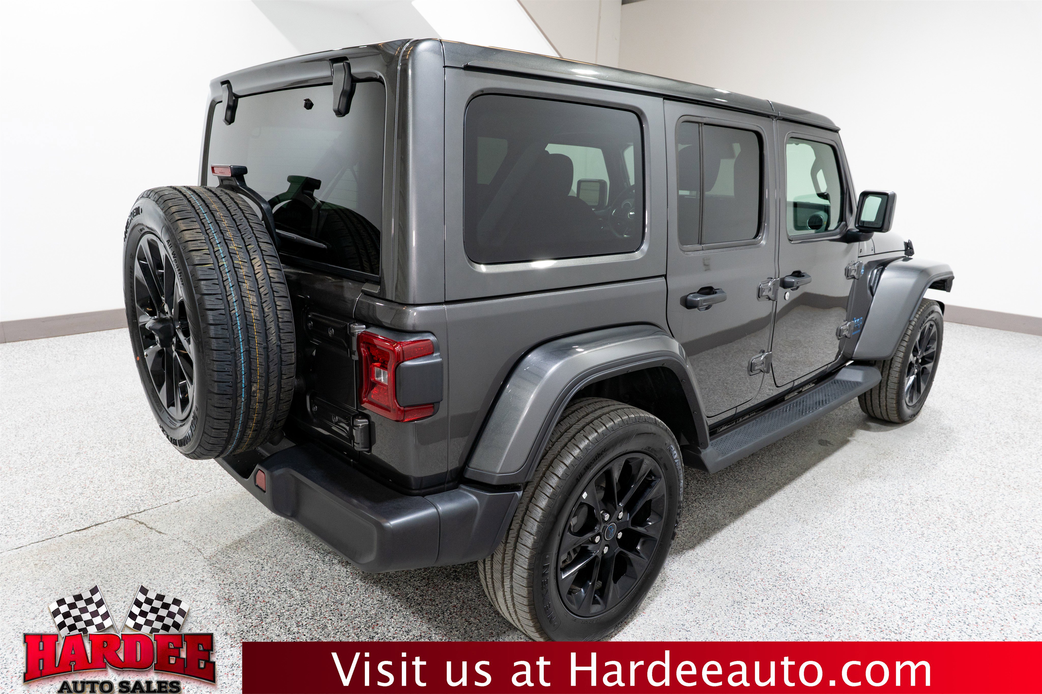 Used 2025 Jeep Wrangler Sahara AWD/4WD image 5