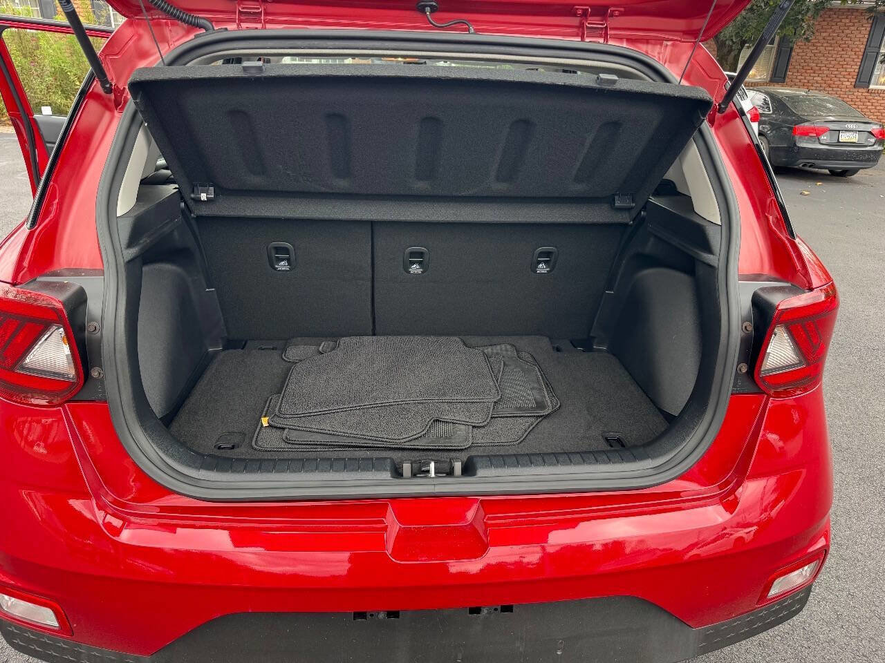 Used 2023 Hyundai Venue Limited image 17