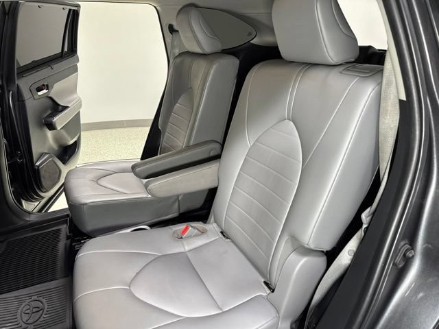 Used 2022 Toyota Highlander XLE AWD/4WD image 29