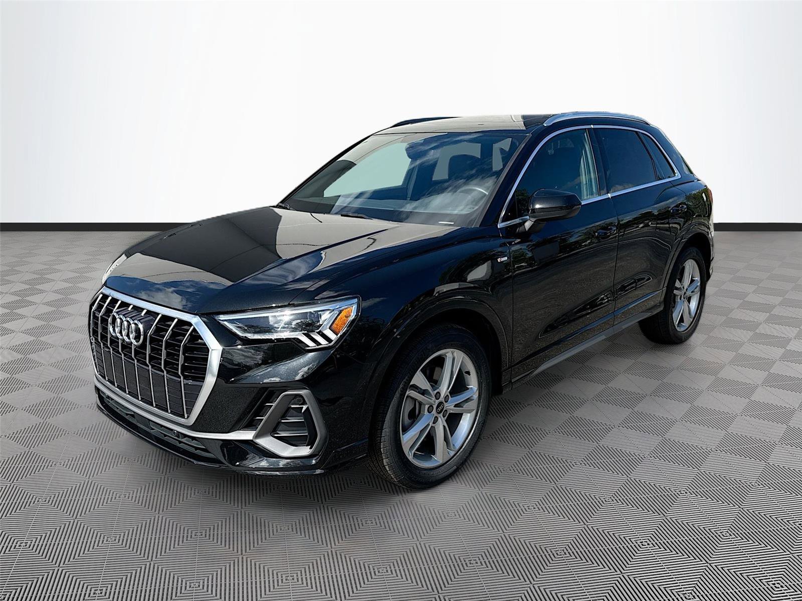 Certified 2022 Audi Q3 2.0T Premium Plus w/ Premium Plus Package AWD/4WD image 3