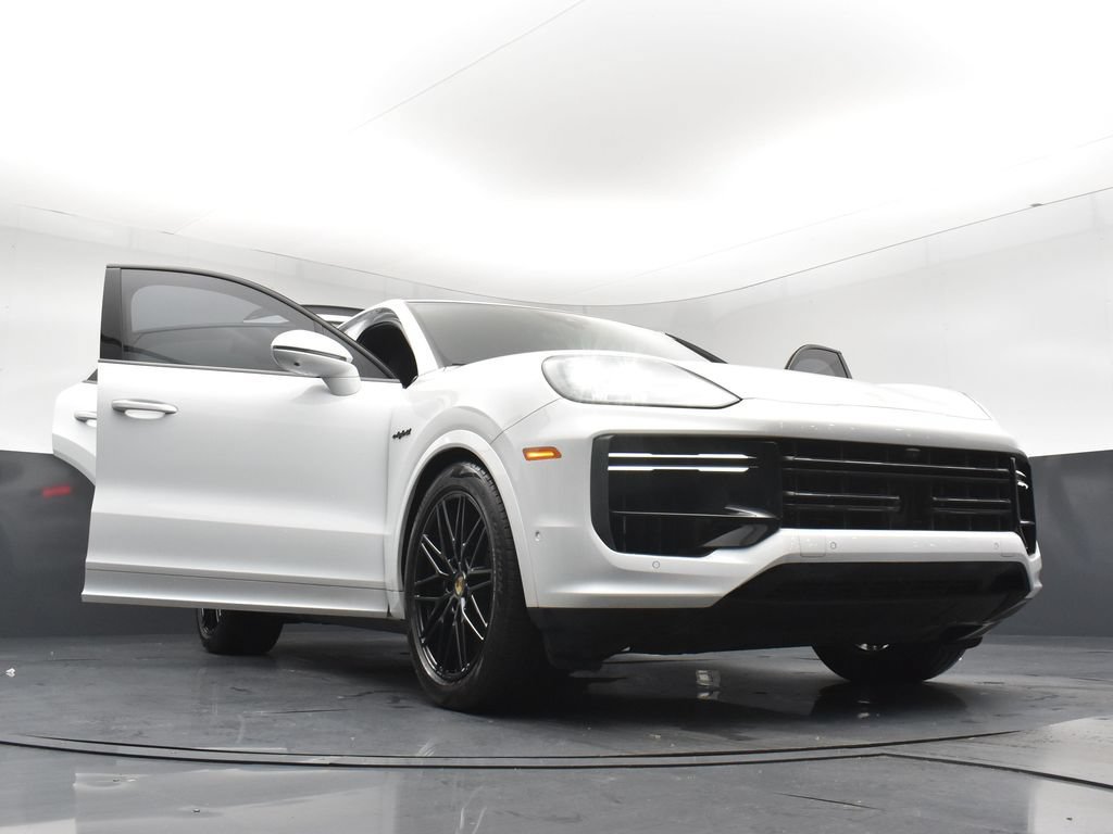 Used 2024 Porsche Cayenne Turbo w/ Premium Package Plus (PP1) AWD/4WD image 32