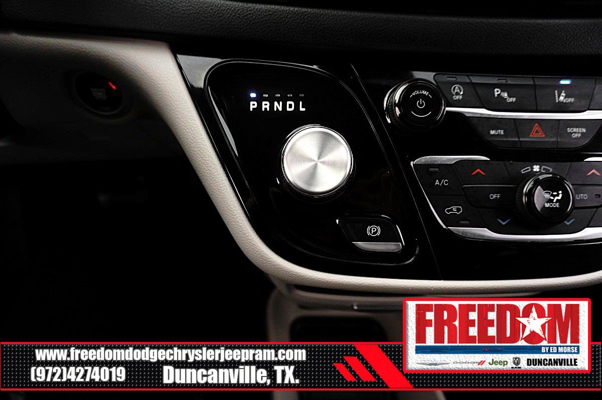 Certified 2024 Chrysler Pacifica Touring-L image 24