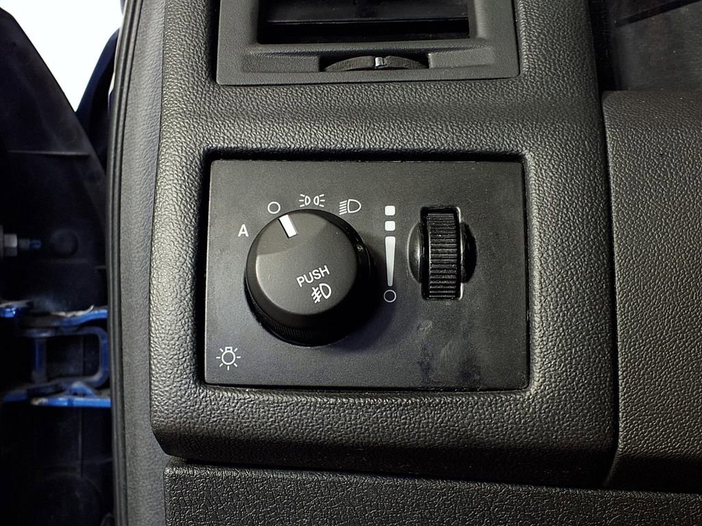 Used 2009 Chrysler 300 C image 23