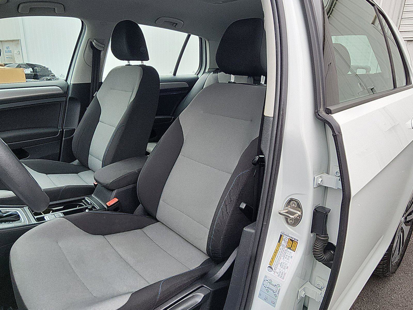 Used 2016 Volkswagen e-Golf SE w/ DC Fast Charging Package image 21