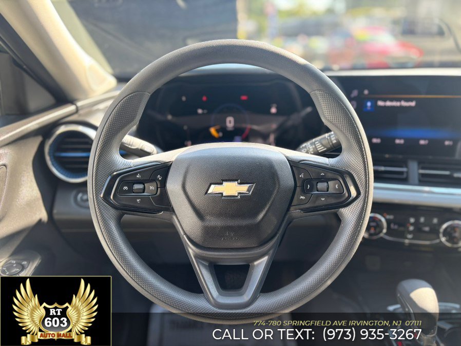 Used 2025 Chevrolet Trax LT FWD image 13