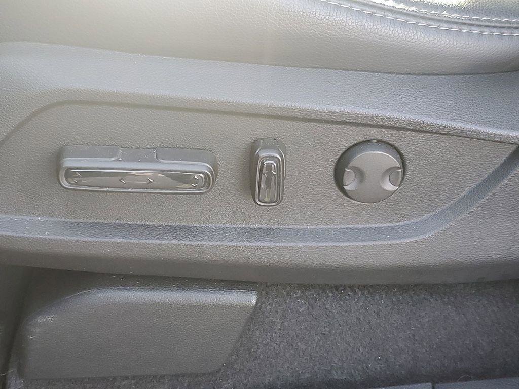 Used 2025 Honda Pilot Touring image 13