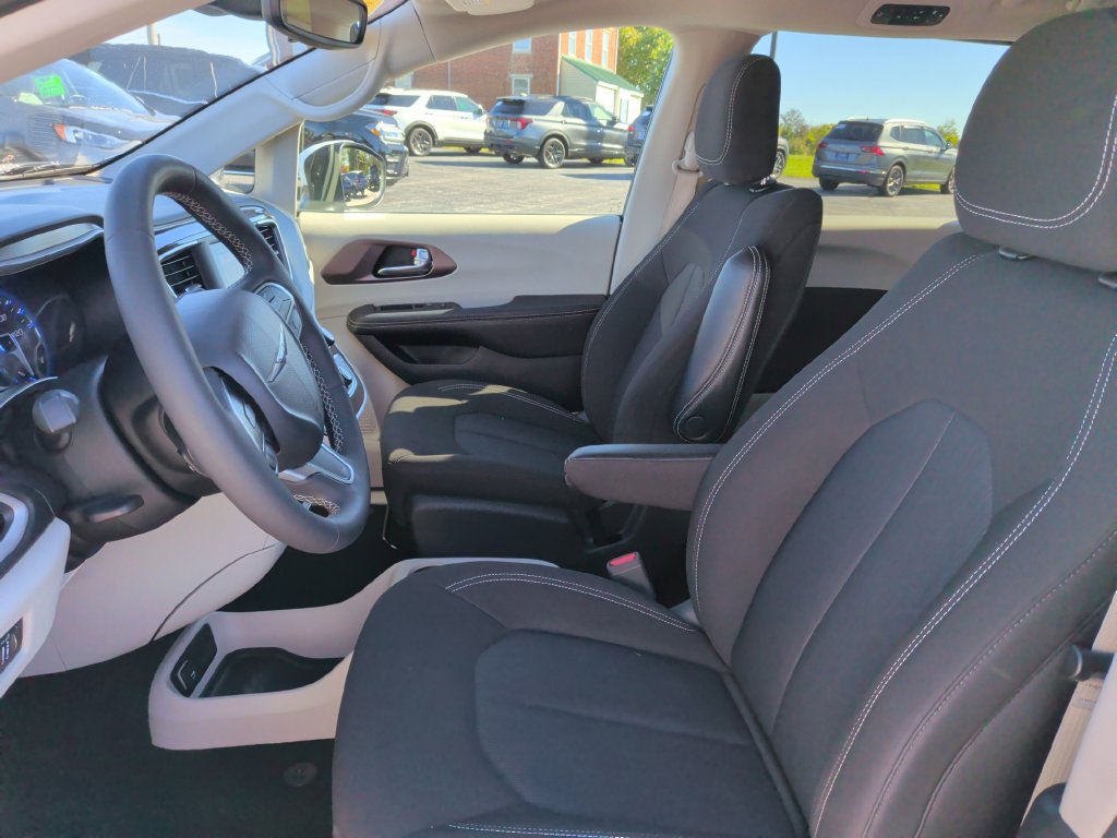 Used 2023 Chrysler Voyager LX FWD image 10