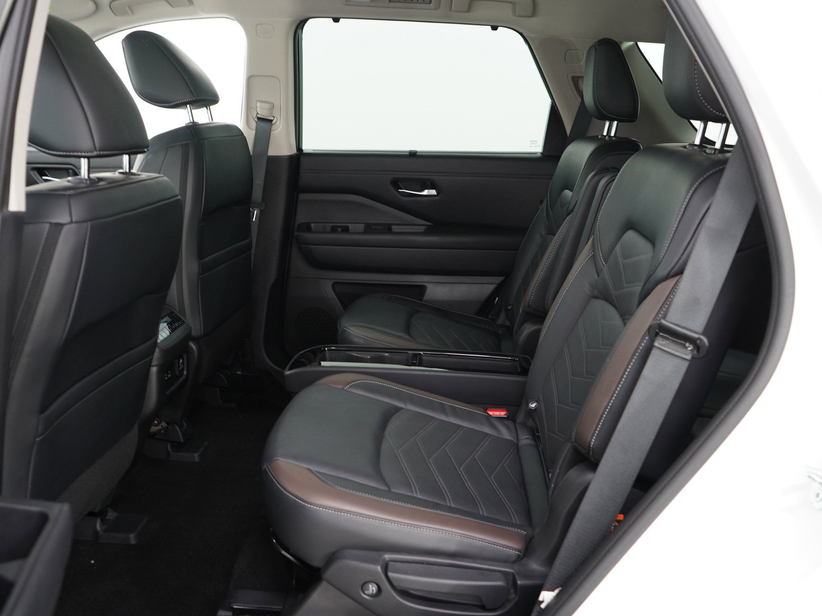 Used 2023 Nissan Pathfinder Platinum image 16