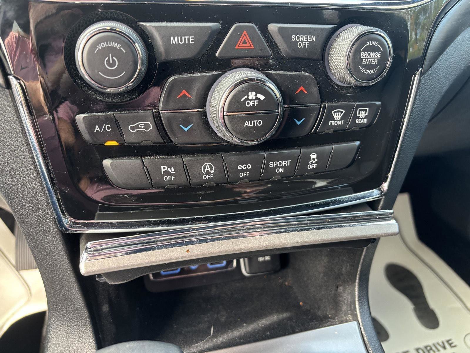 Used 2022 Jeep Grand Cherokee Laredo X image 16