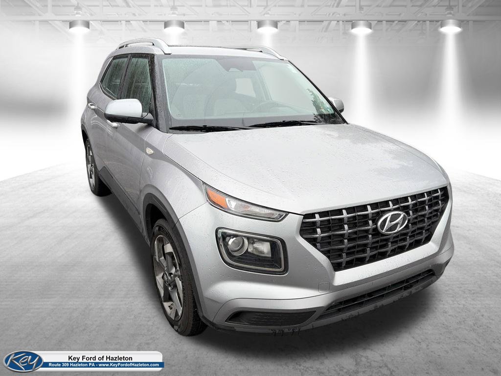 Used 2025 Hyundai Venue SEL FWD image 1
