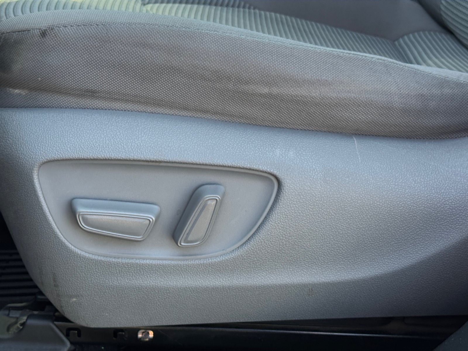 Used 2022 Toyota Highlander LE FWD image 13