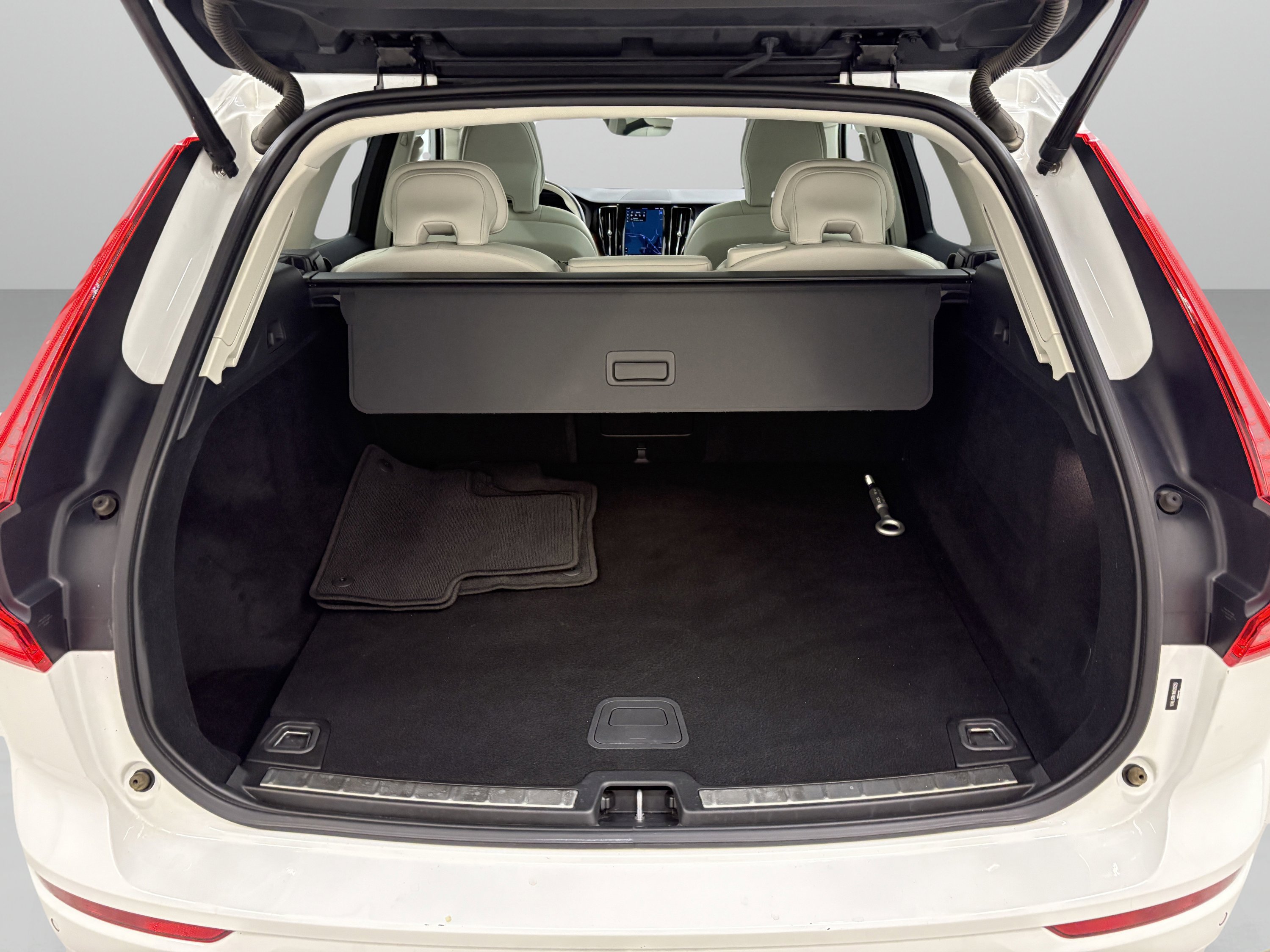 Used 2022 Volvo XC60 B5 Momentum image 9