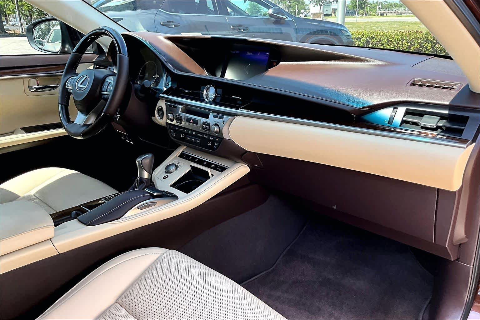 Used 2017 Lexus ES 350 w/ Luxury Package FWD image 19