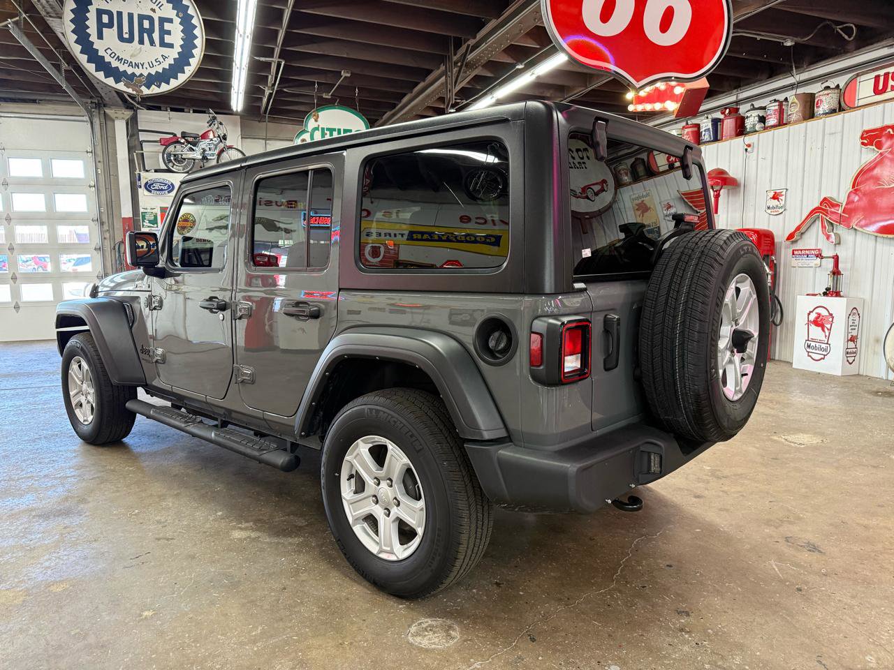 Used 2022 Jeep Wrangler Unlimited Sport image 3