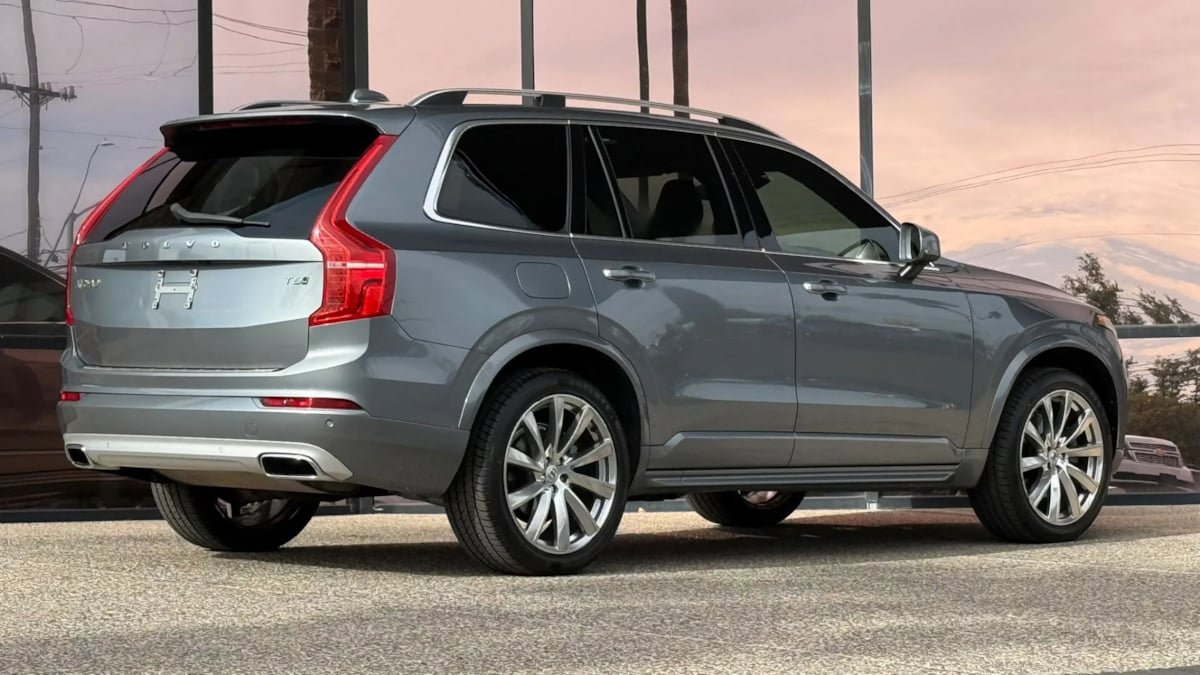 Used 2016 Volvo XC90 T6 Momentum w/ Momentum Plus Package AWD/4WD image 12