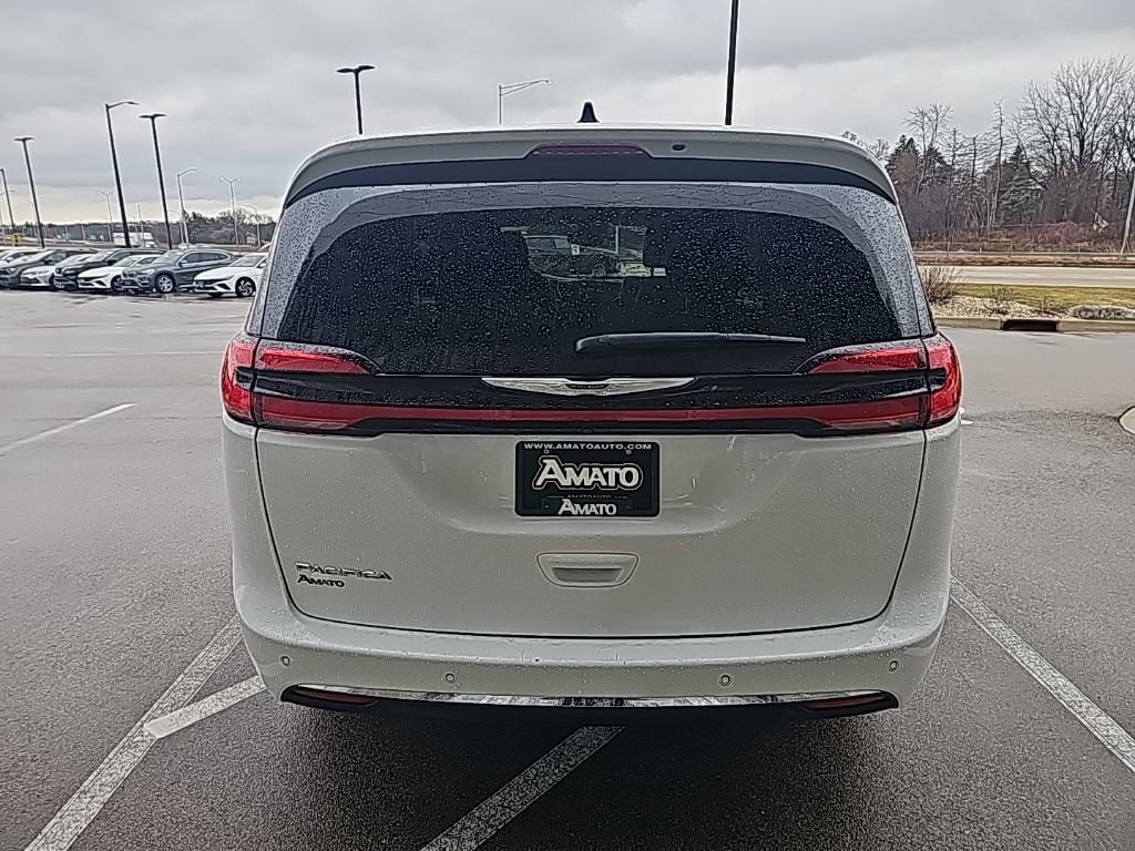 Used 2024 Chrysler Pacifica Touring-L image 4