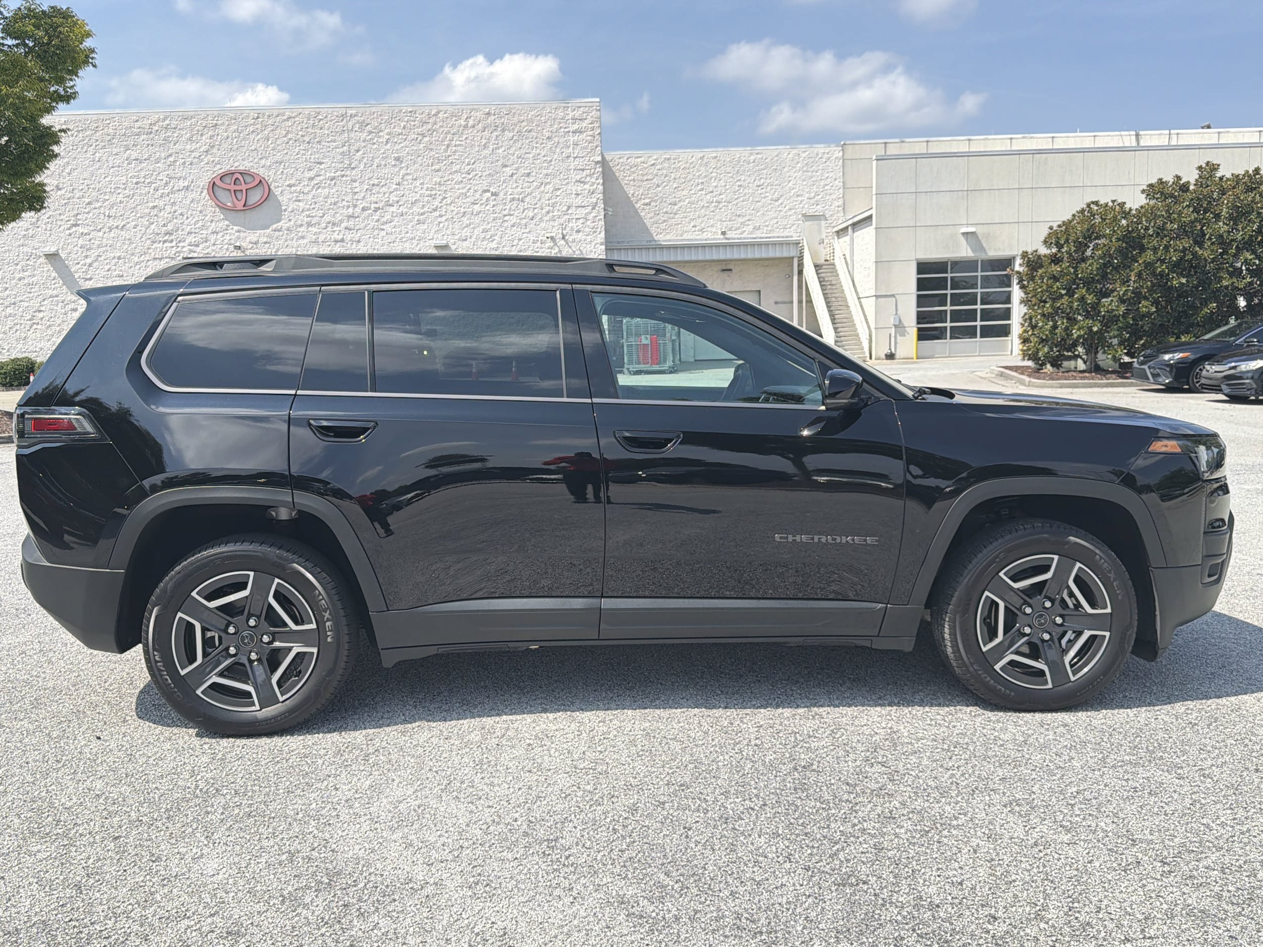 Used 2026 Jeep Cherokee Limited AWD/4WD image 32