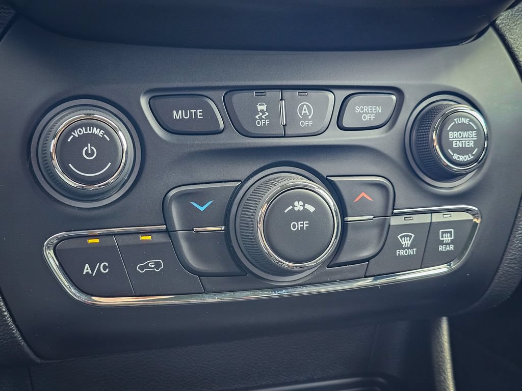 Used 2021 Jeep Cherokee Latitude Plus AWD/4WD image 28