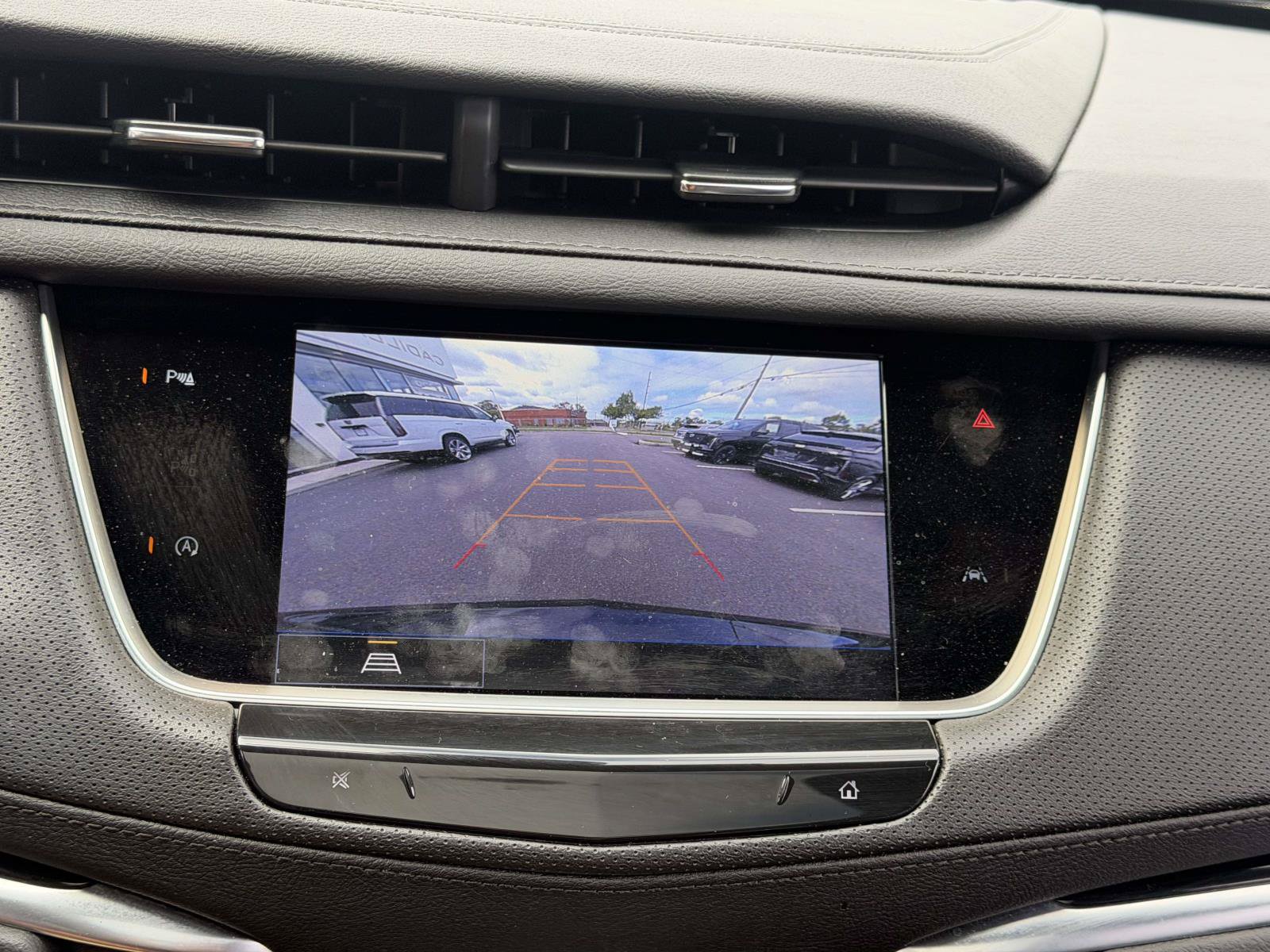 Certified 2024 Cadillac XT6 Luxury w/ LPO, Floor Liner Package AWD/4WD image 23