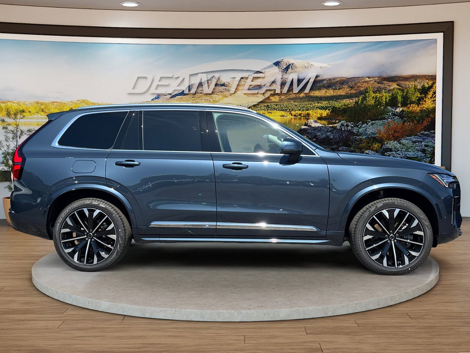 New 2026 Volvo XC90 T8 Plus w/ Protection Package Premier AWD/4WD image 4