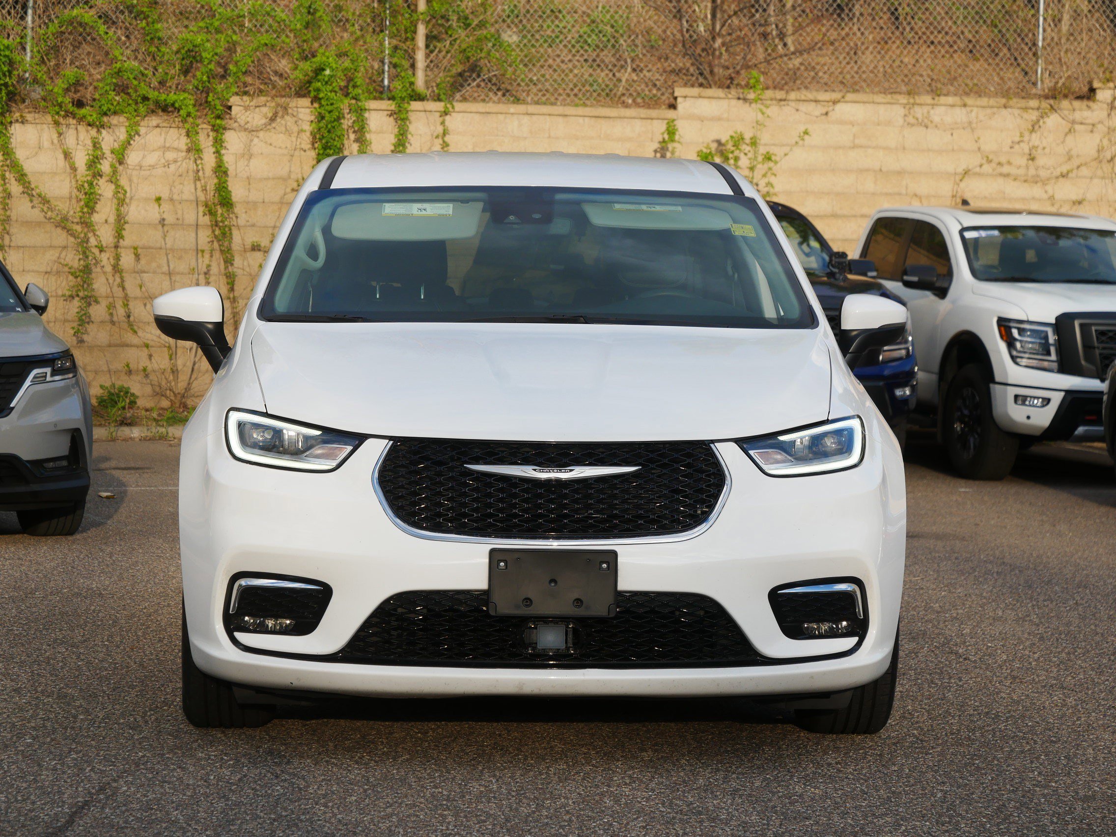 Used 2023 Chrysler Pacifica Touring-L FWD image 2