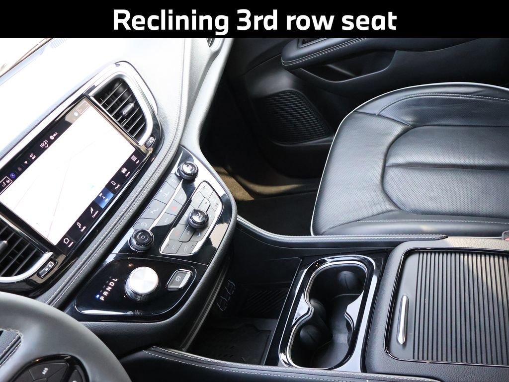 Used 2025 Chrysler Pacifica Limited image 23