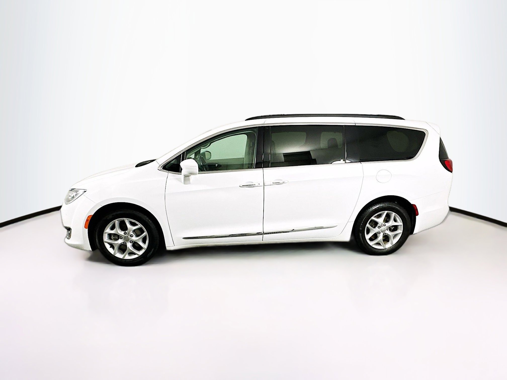 Used 2017 Chrysler Pacifica Touring-L w/ Tire & Wheel Group image 4