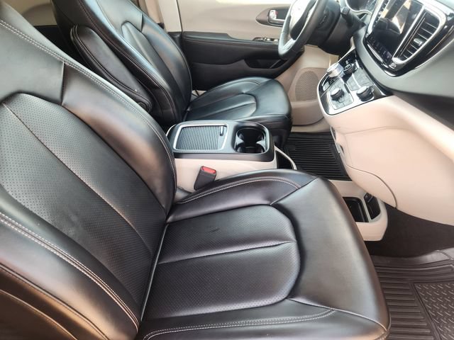 Used 2023 Chrysler Pacifica Touring-L FWD image 17