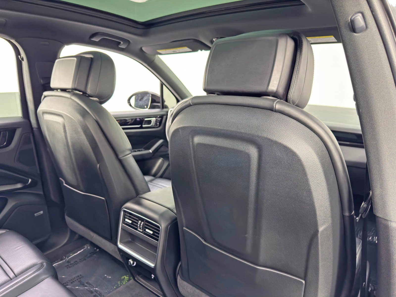 Used 2020 Porsche Cayenne E-Hybrid w/ Premium Package image 36