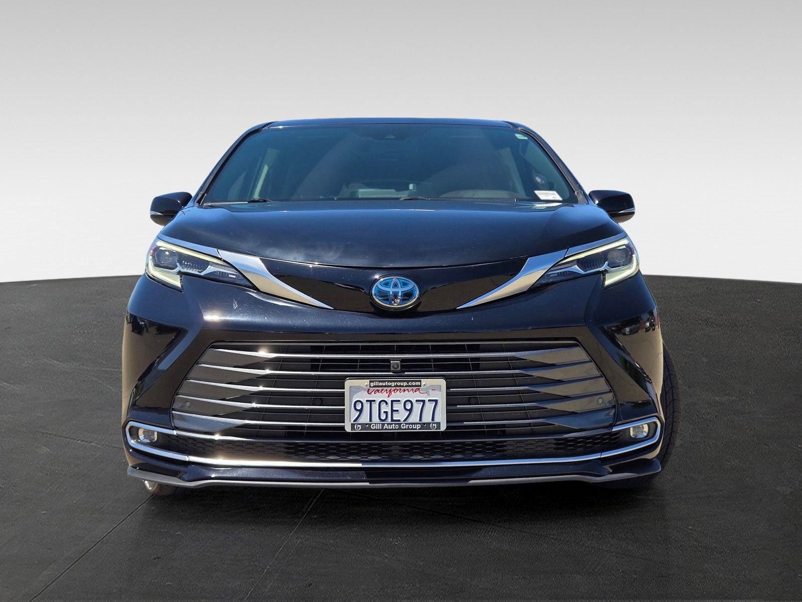 Used 2022 Toyota Sienna Platinum FWD image 2