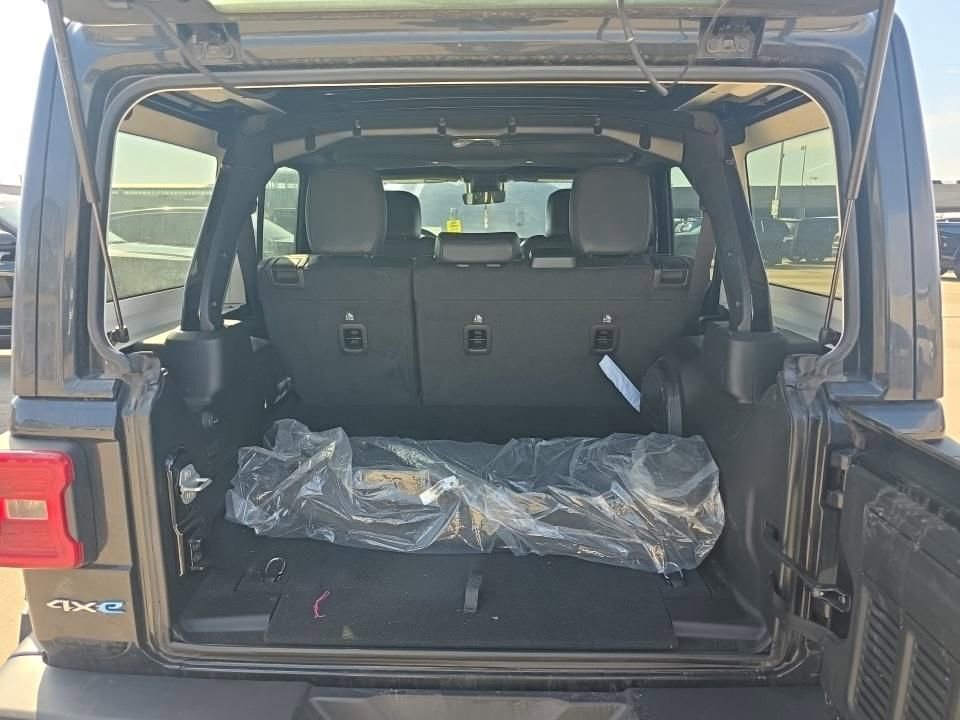 Used 2024 Jeep Wrangler Unlimited Sahara w/ Technology Group image 15