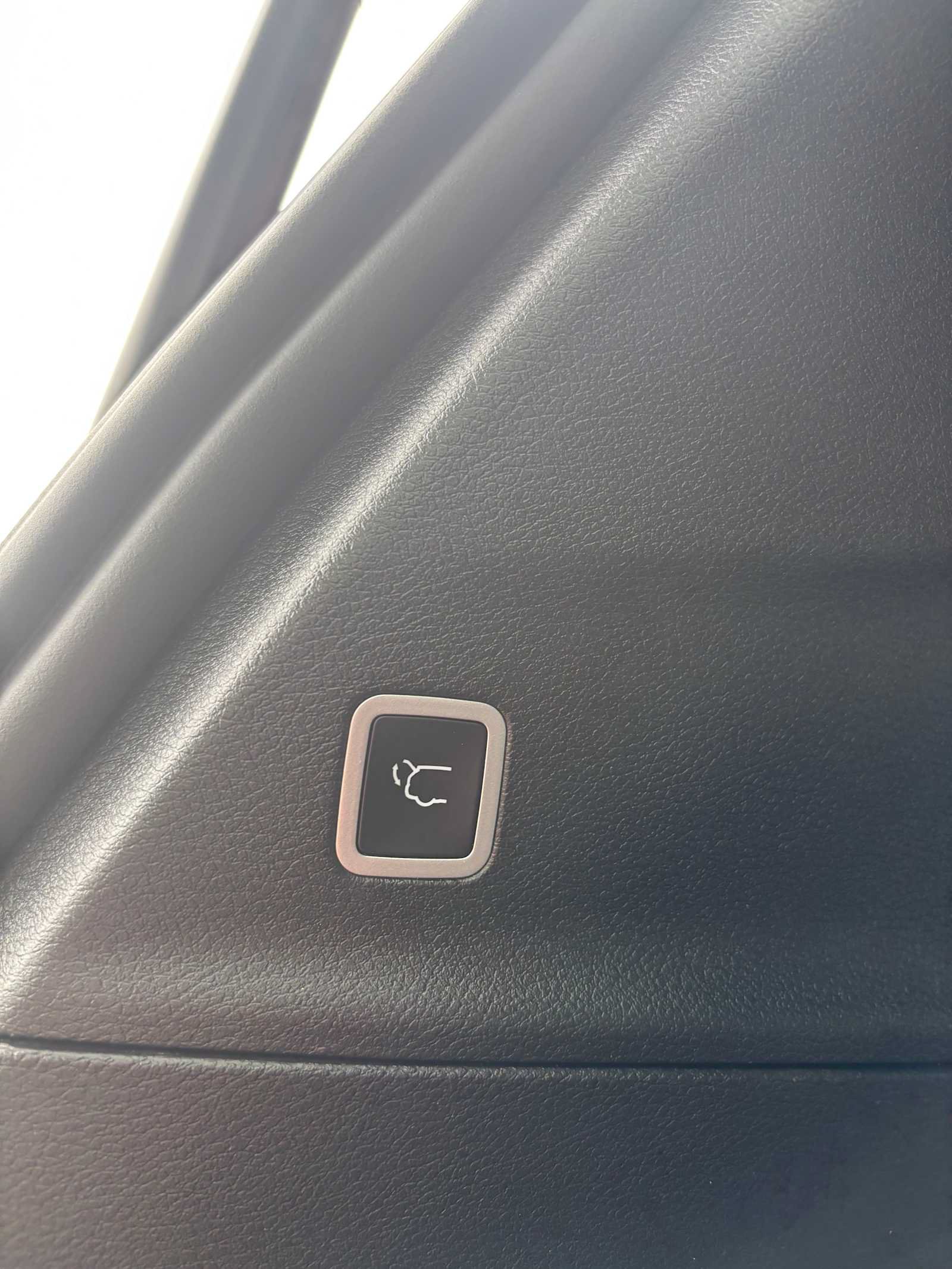 Used 2025 Chrysler Voyager LX FWD image 8
