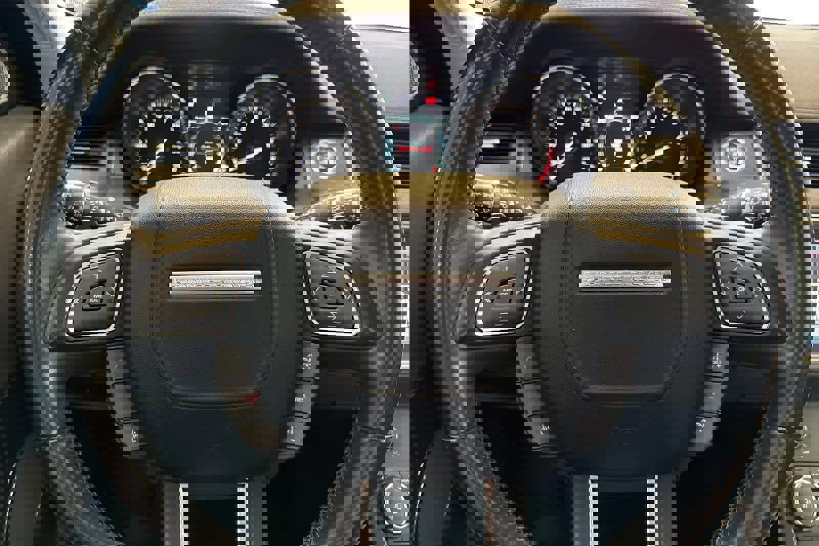 Used 2018 Land Rover Range Rover Evoque SE image 24