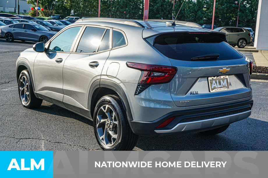 Used 2025 Chevrolet Trax LT FWD image 4