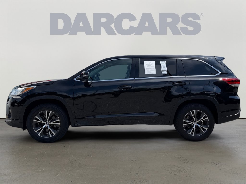 Used 2017 Toyota Highlander Plus FWD image 4