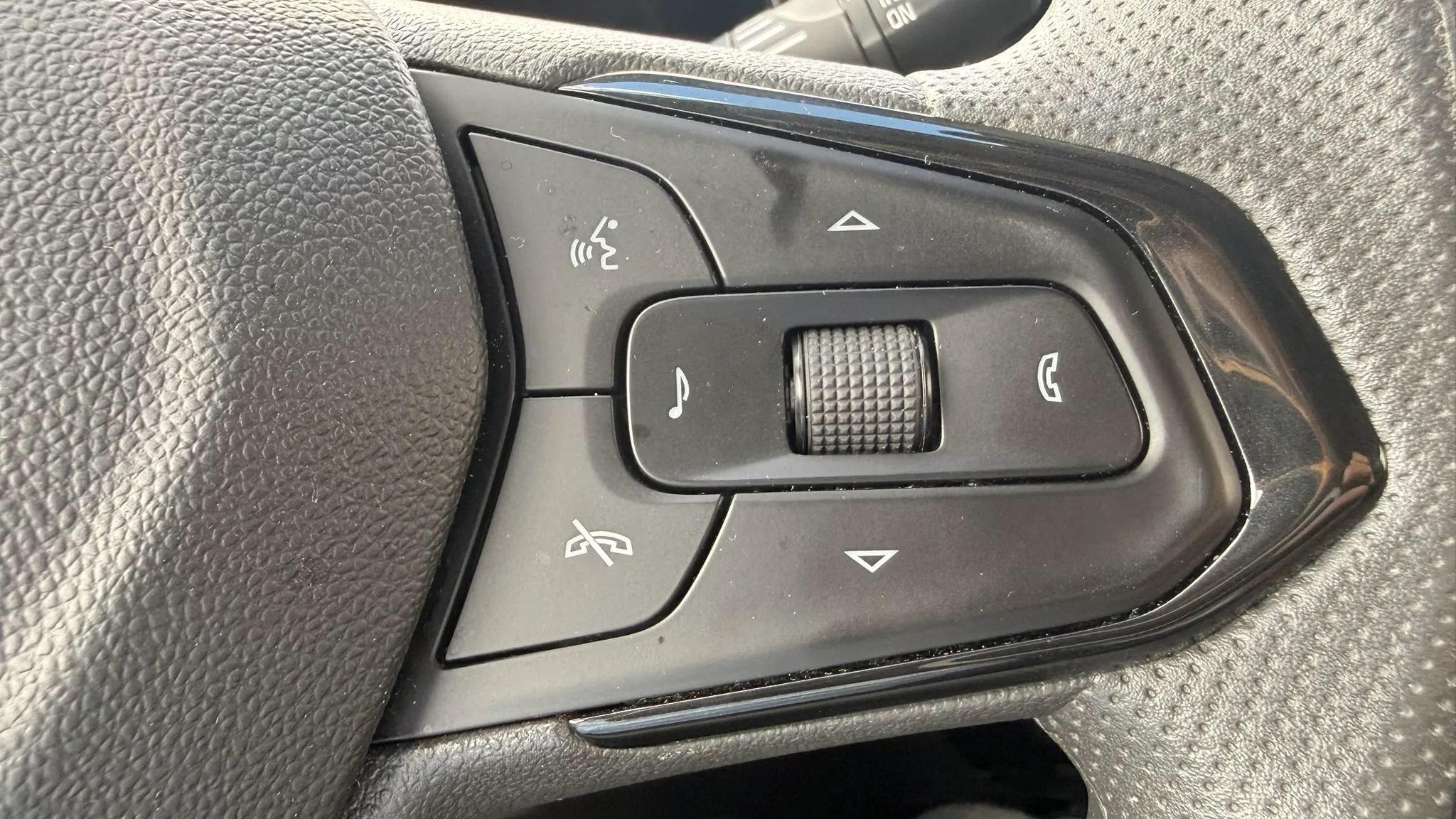 Used 2025 Chevrolet Trax LT FWD image 19