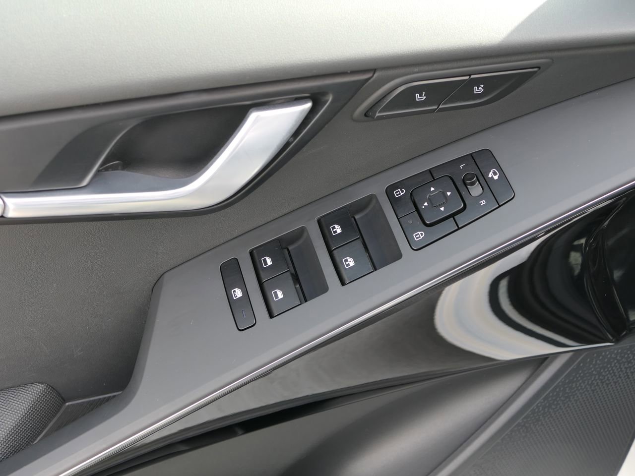 Used 2023 Kia Niro SX Touring image 14