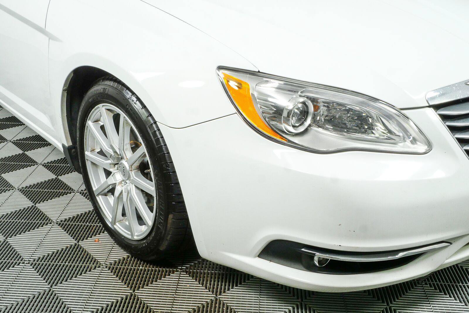 Used 2013 Chrysler 200 Limited FWD image 34