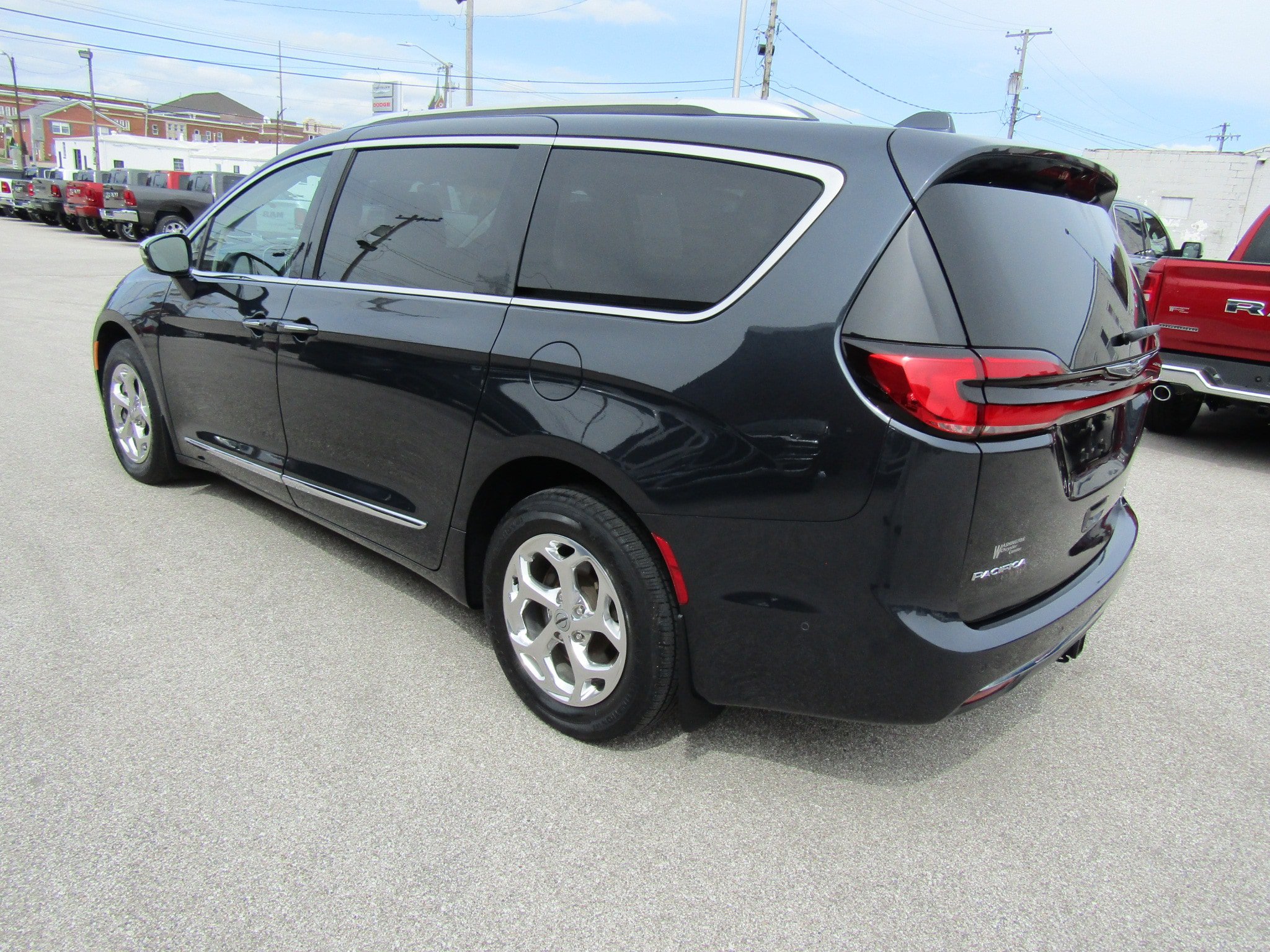 Used 2021 Chrysler Pacifica Limited w/ Premium & Safety Sphere Group AWD/4WD image 5