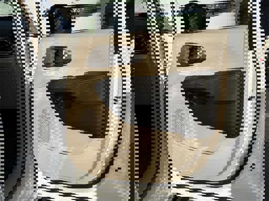 Used 2024 Chrysler Pacifica Select image 34