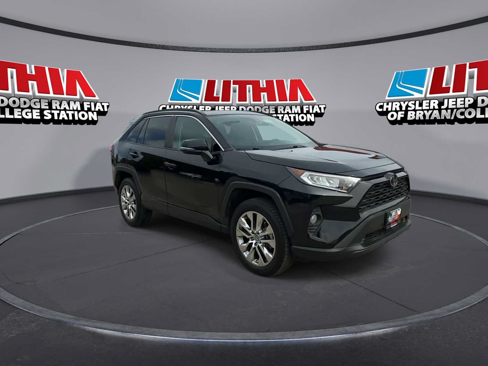 Used 2020 Toyota RAV4 XLE Premium FWD image 2