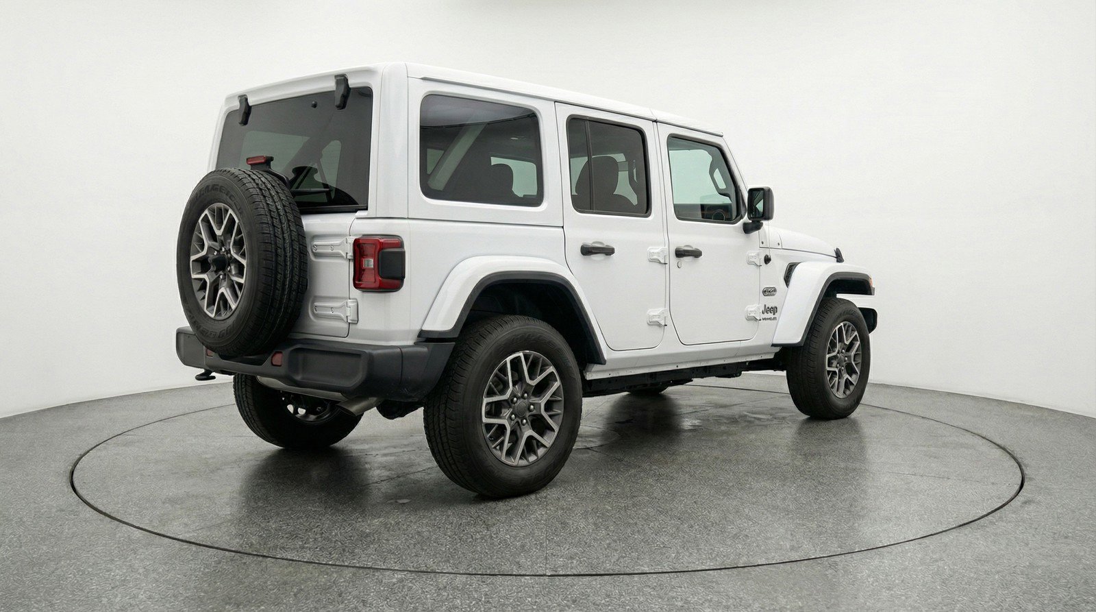 Used 2025 Jeep Wrangler Sahara image 9