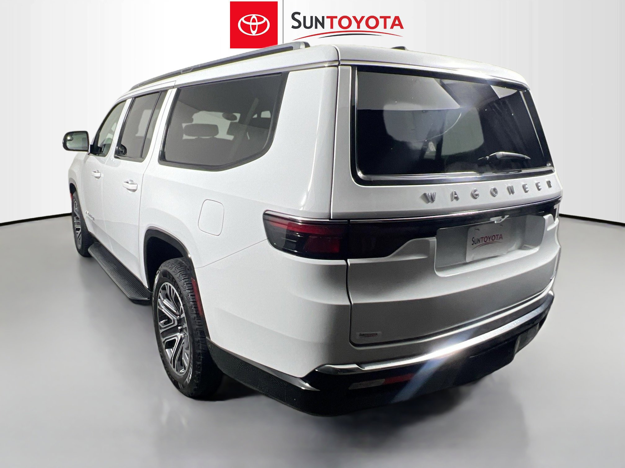 Used 2024 Jeep Wagoneer L Series II image 6