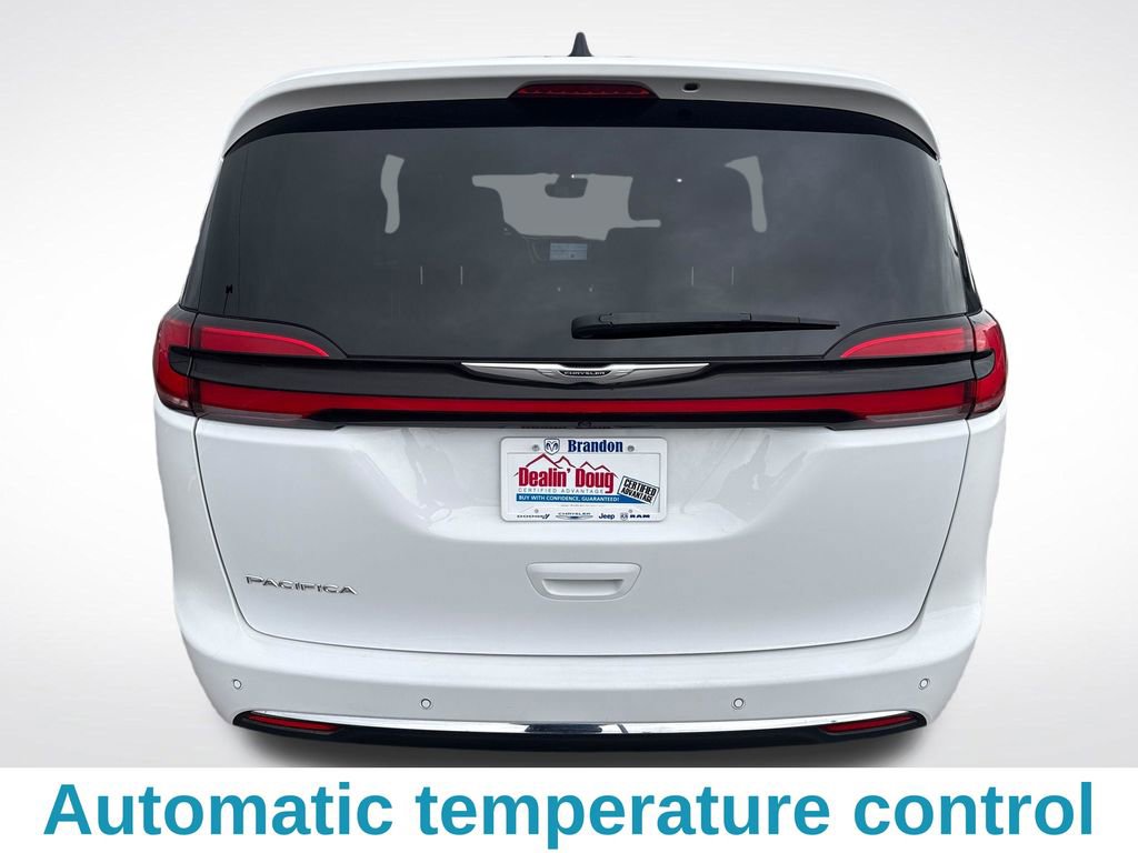 Used 2024 Chrysler Pacifica Touring image 5