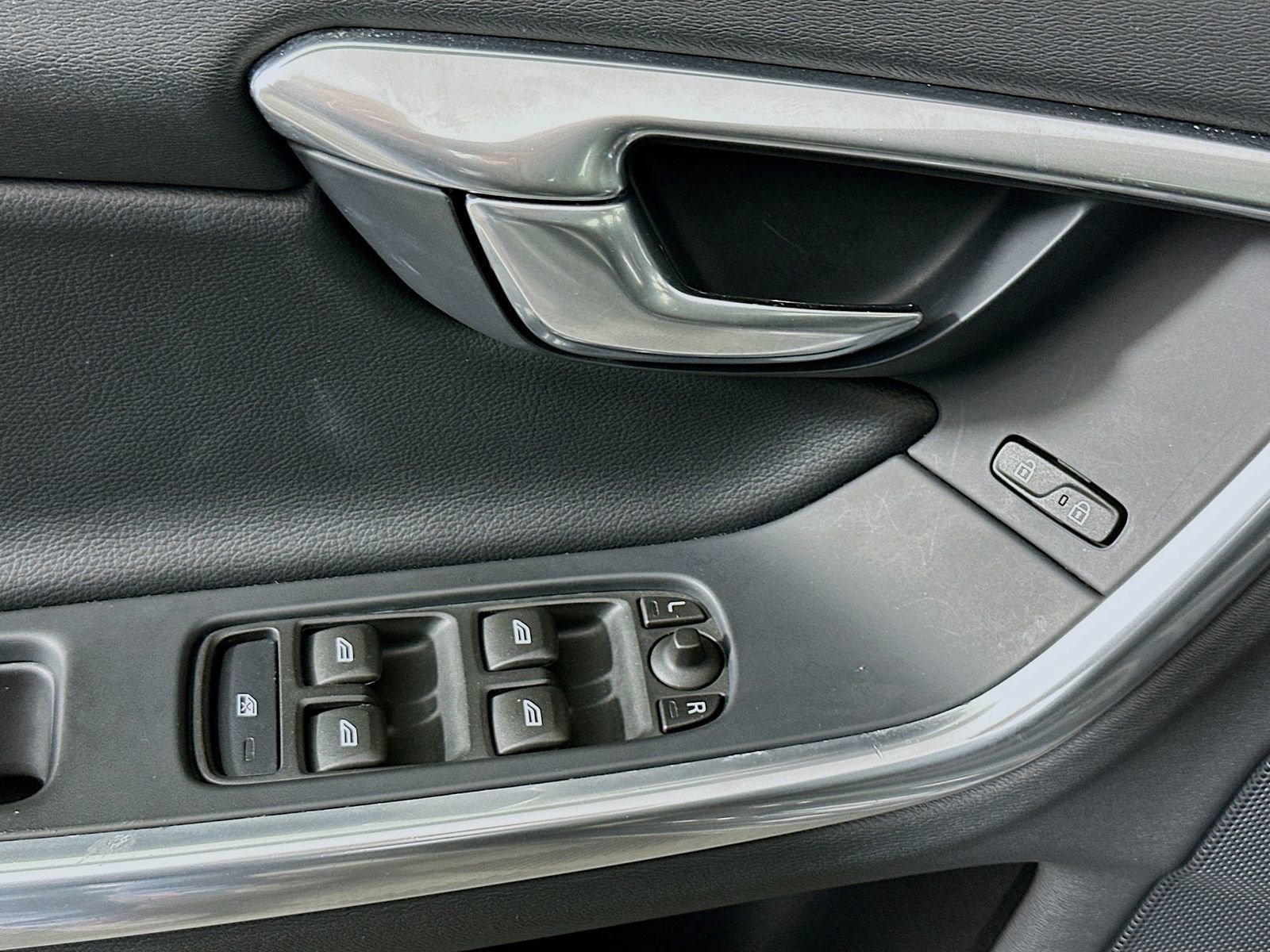 Used 2016 Volvo V60 T5 Premier image 17