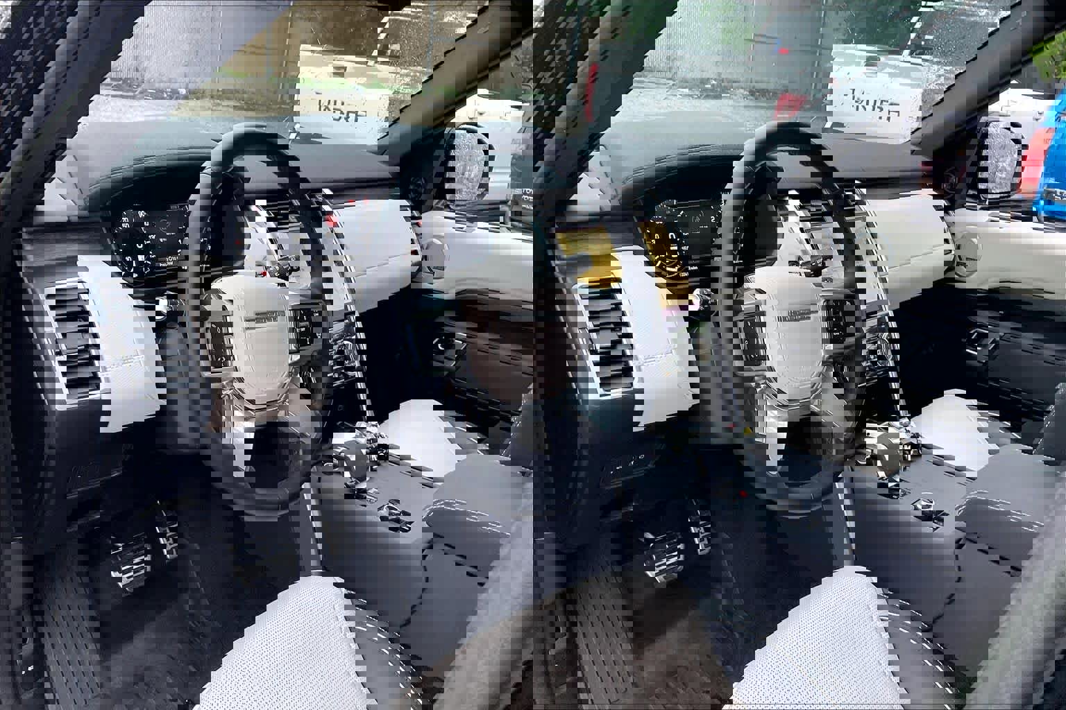 Used 2023 Land Rover Discovery Metropolitan Edition AWD/4WD image 18