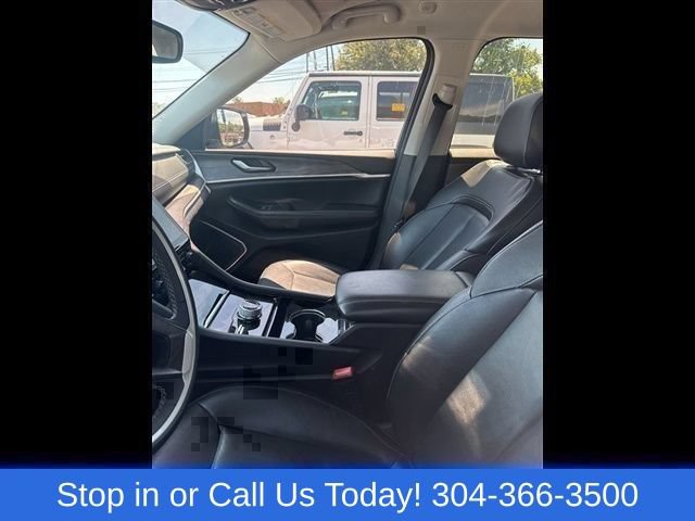Used 2023 Jeep Grand Cherokee Limited w/ Black Appearance Package AWD/4WD image 11