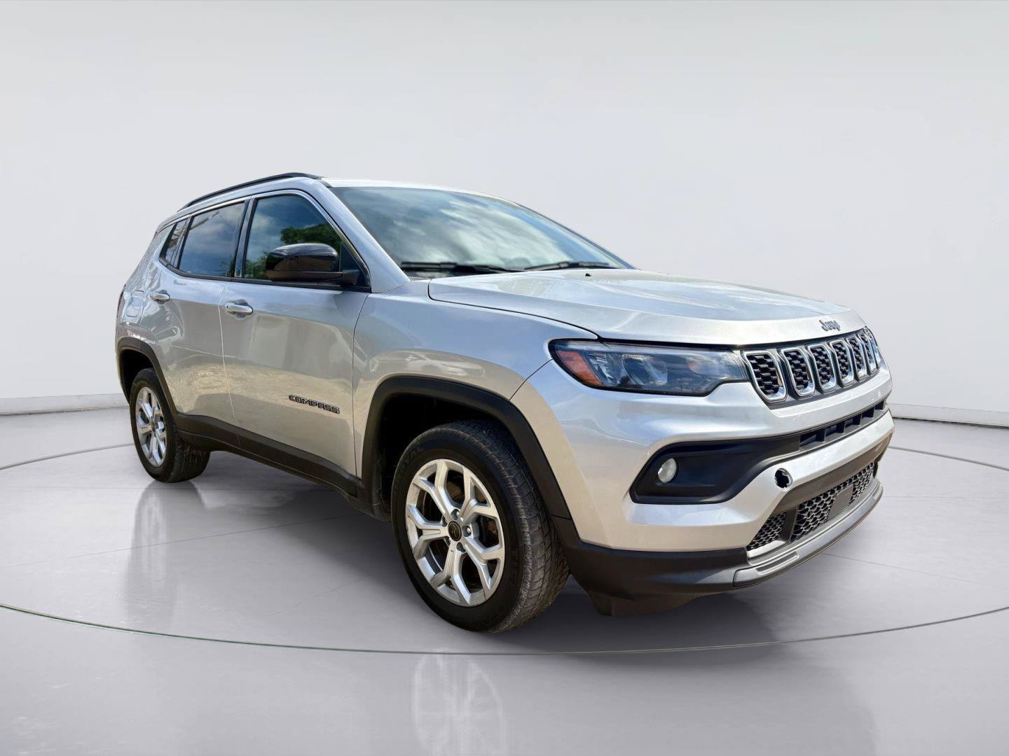 Used 2025 Jeep Compass Latitude AWD/4WD image 1