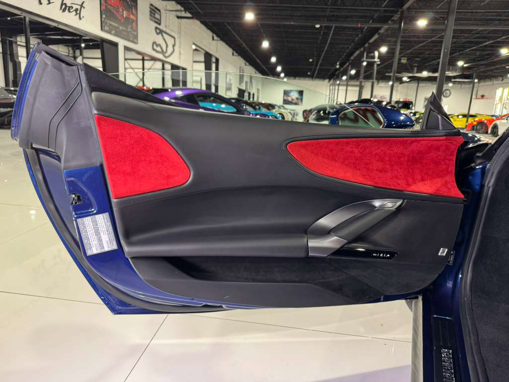 Used 2023 Ferrari SF90 Spider image 36