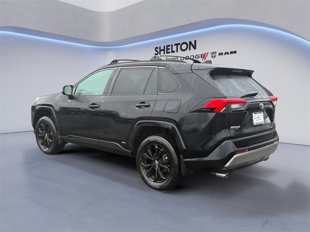 Used 2022 Toyota RAV4 SE image 3